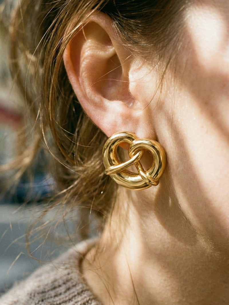 Knoten Gold Ohrringe 04 – auf weissem Hintergrund