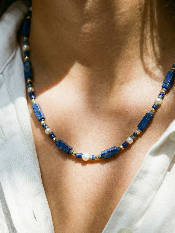 Kette Lapislazuli Blau – Detailaufnahme am Hals getragen, Nahaufnahme Anhaenger und Perlen