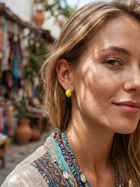Limonella – Asymmetrische Zitronen Ohrringe mit Citrin – Lifestyle 3