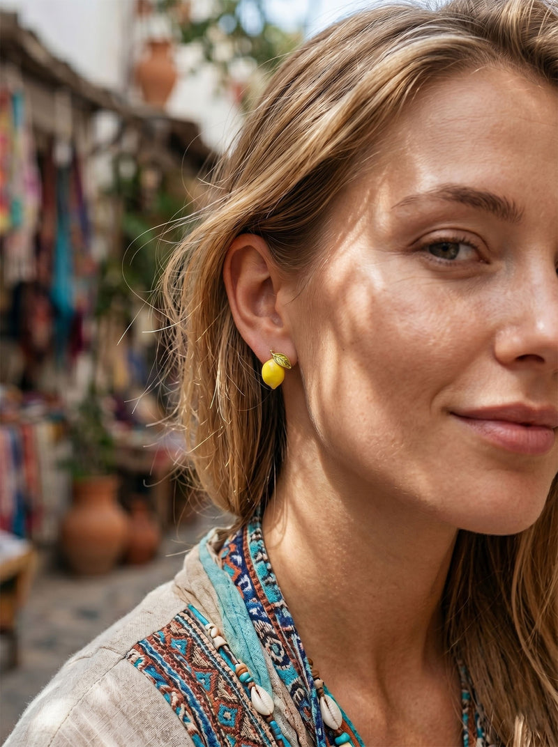 Limonella – Asymmetrische Zitronen Ohrringe mit Citrin – Lifestyle 3