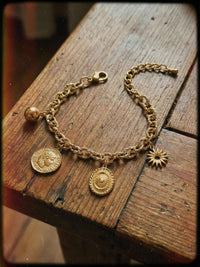 Lucky Charms Armband getragen von Model – Charm-Armband zum laessigen Strassenlook