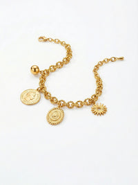 Lucky Charms Armband Gold – Geflochtene Kette mit vier Anhaengern: Goldkugel, antike Muenze, Sonnenblume und Amulett, weisser Hintergrund