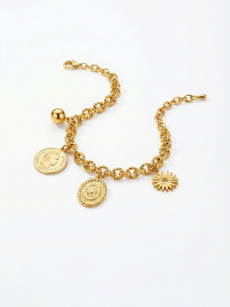Lucky Charms Armband Gold – Geflochtene Kette mit vier Anhaengern: Goldkugel, antike Muenze, Sonnenblume und Amulett, weisser Hintergrund