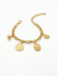 Lucky Charms Armband Produktbild – Draufsicht auf goldene Gliederkette mit bedeutungsvollen Anhaengern