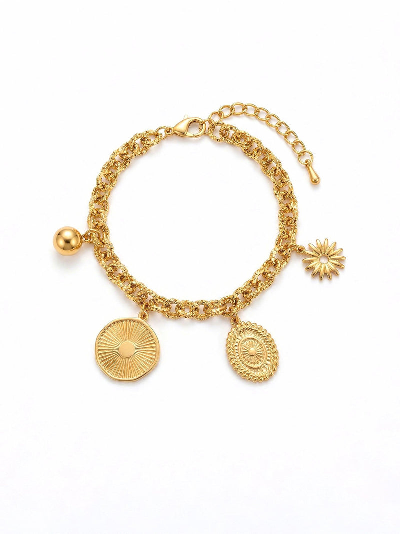 Lucky Charms Armband von oben – alle vier Charms und geflochtene Kettenstruktur sichtbar