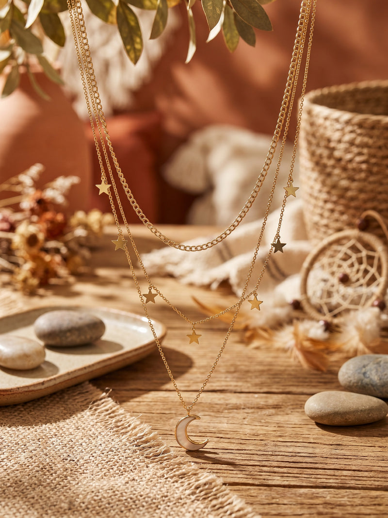 Kette Luna Stellare – Sterne und Mond Layering-Kette, 18K vergoldet – Produktansicht im Stillleben