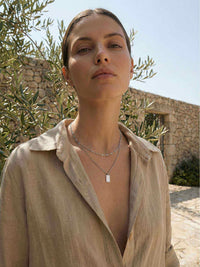 Madre Frame Halskette getragen - Model mit silberner Layered Kette - Frontalansicht