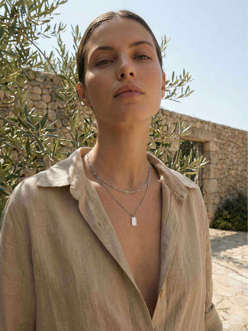 Madre Frame Halskette getragen - Model mit silberner Layered Kette - Frontalansicht