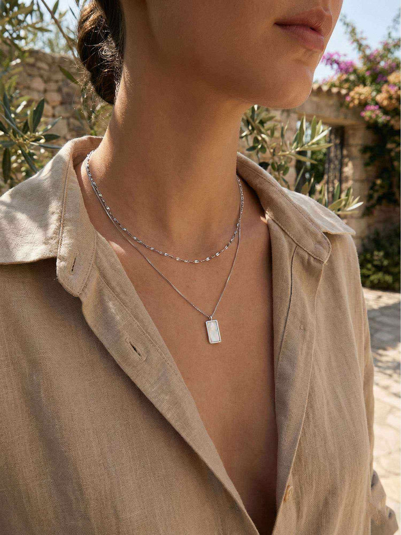 Silberne Perlmutt Kette getragen - Madre Frame Halskette Nahaufnahme am Hals