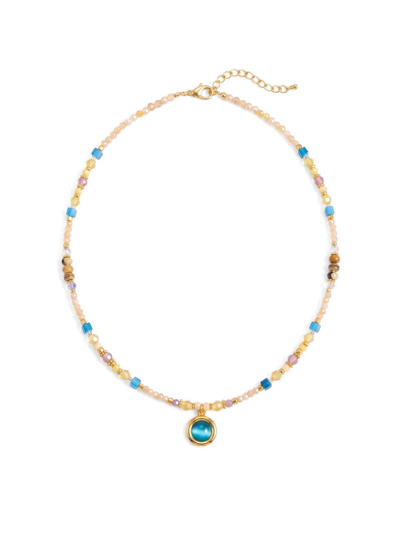 Marea Blu – Boho Steinkette mit Blau-Cabochon Anhänger – Lifestyle 3