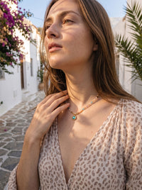 Marea Blu – Boho Steinkette mit Blau-Cabochon Anhänger – Lifestyle 4