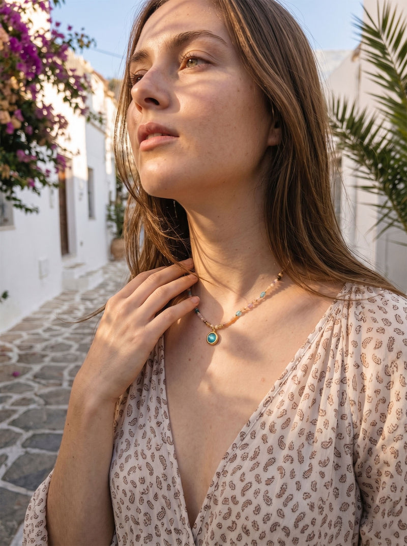 Marea Blu – Boho Steinkette mit Blau-Cabochon Anhänger – Lifestyle 4