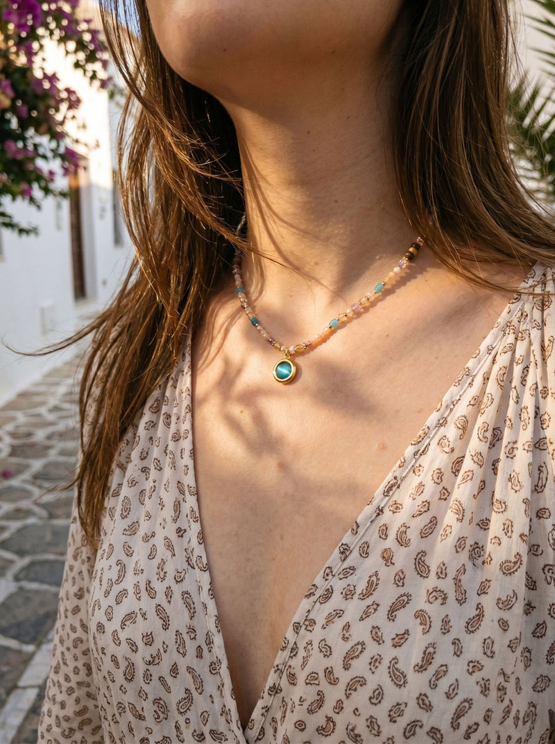 Marea Blu – Boho Steinkette mit Blau-Cabochon Anhänger – Lifestyle 6