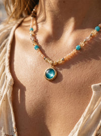 Marea Blu – Boho Steinkette mit Blau-Cabochon Anhänger – Lifestyle 8