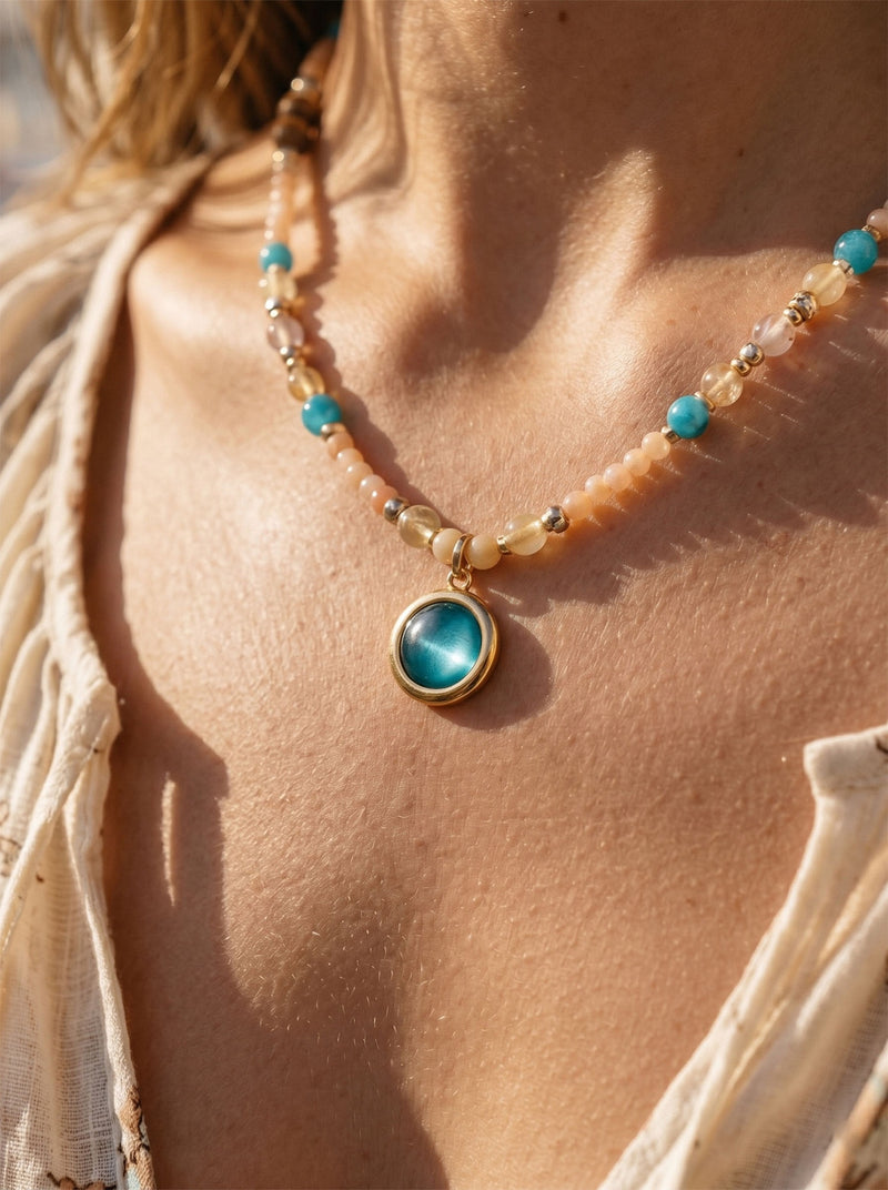 Marea Blu – Boho Steinkette mit Blau-Cabochon Anhänger – Lifestyle 8