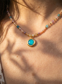 Marea Blu – Boho Steinkette mit Blau-Cabochon Anhänger – Lifestyle 9