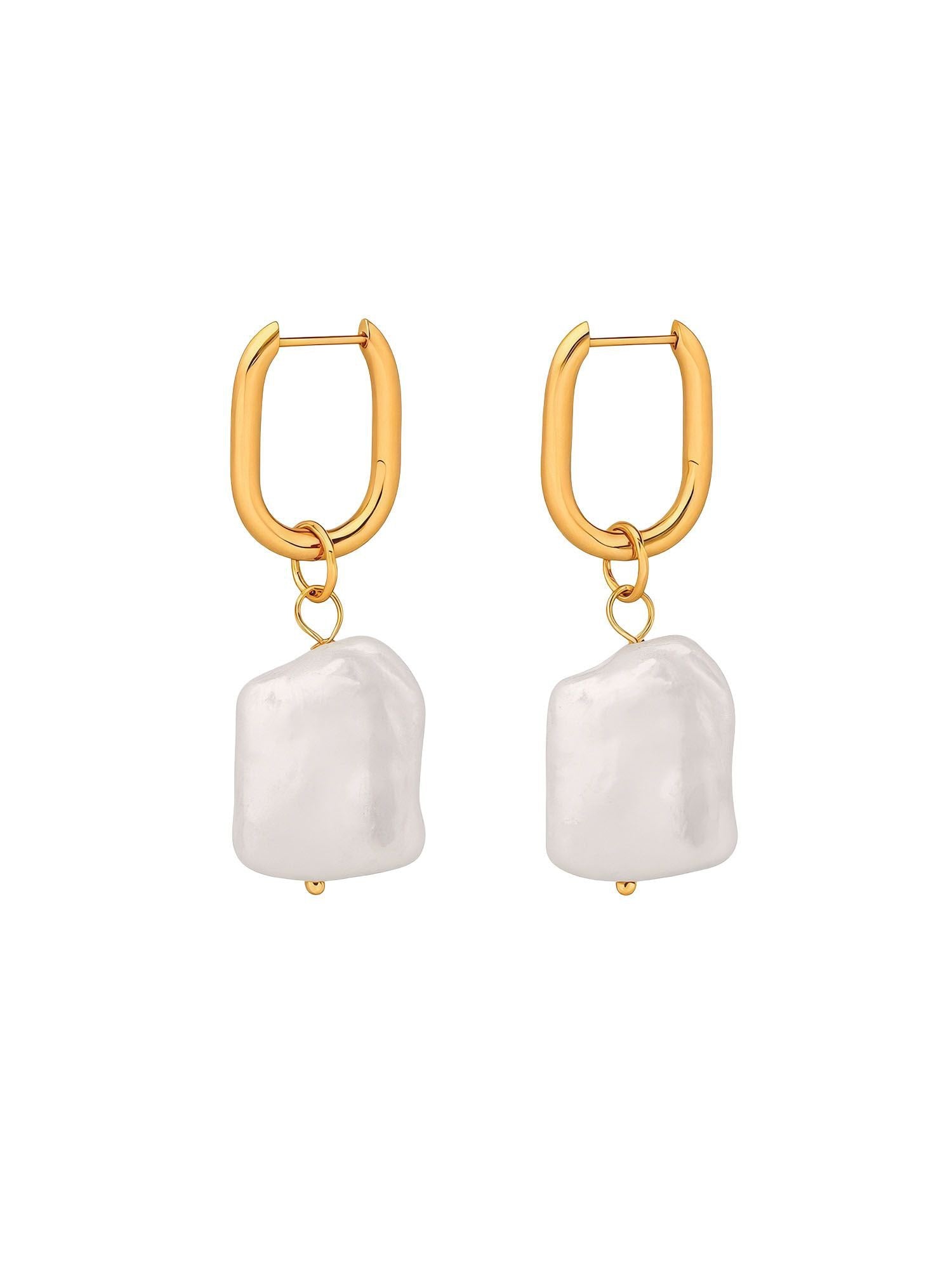 Marea Ohrringe Weißhintergrund – handgefertigte goldene Ohrringe mit irregulären Barockperlen Produktfoto