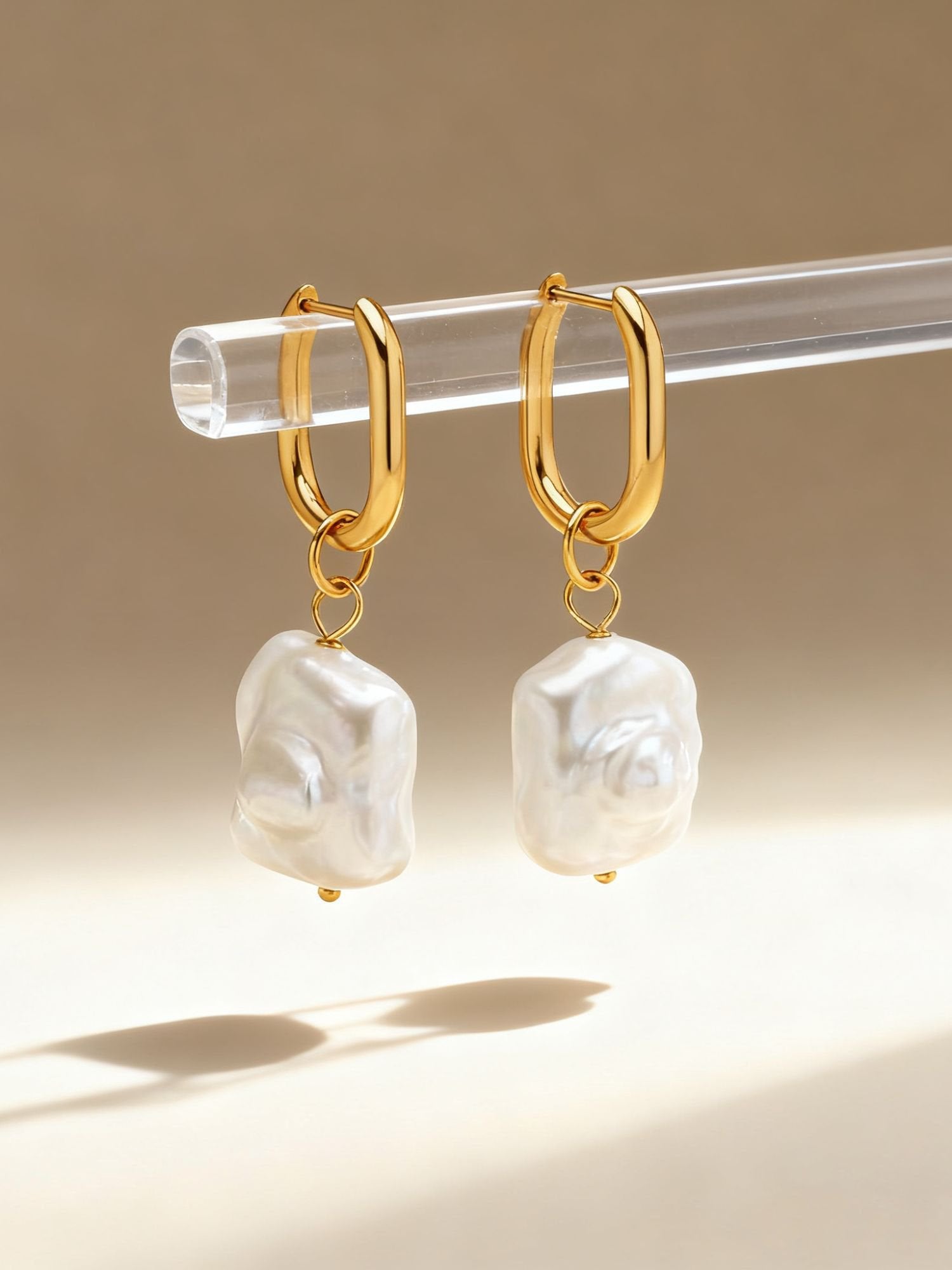 Perlenanhänger Detail Marea – 18K vergoldete Huggie Hoops mit barocken Süßwasserperlencharms Nahaufnahme