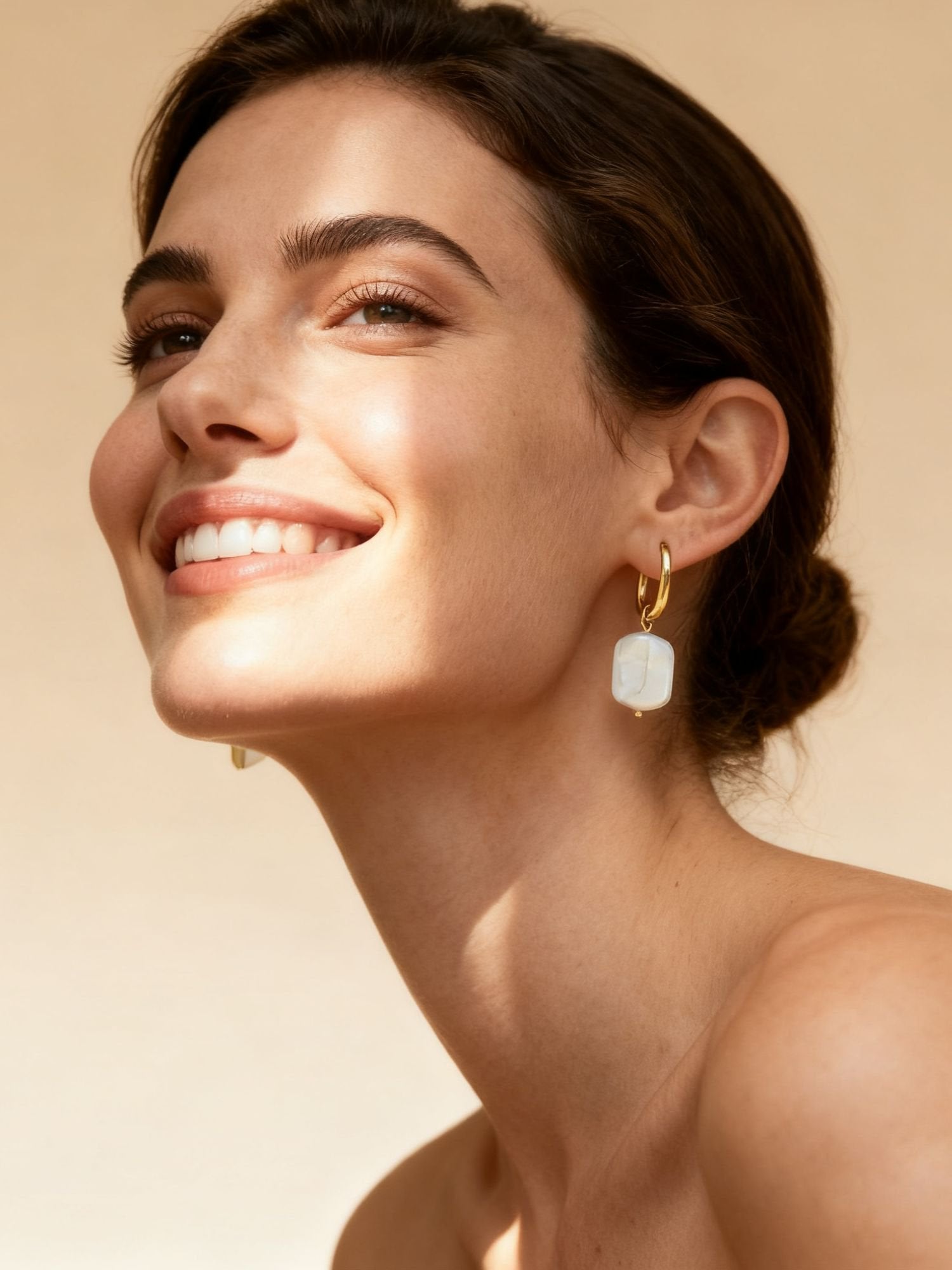 Marea Ohrringe seitliche Ansicht – vergoldete Ohrringe mit Perlenanhänger von der Seite getragen