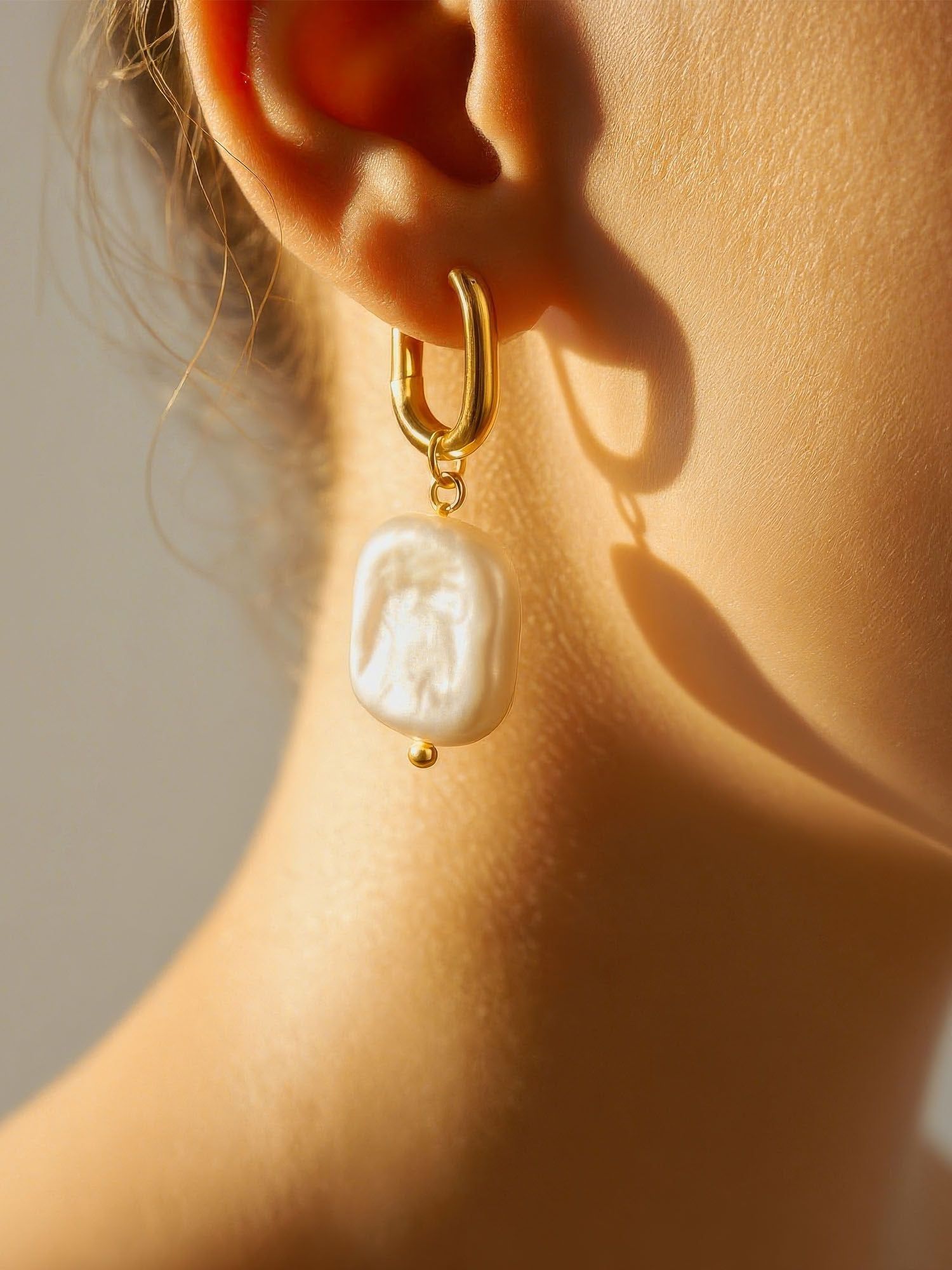 Marea Ohrringe Outdoor Portrait – goldene Creolen mit Barockperlen im Außenbereich getragen