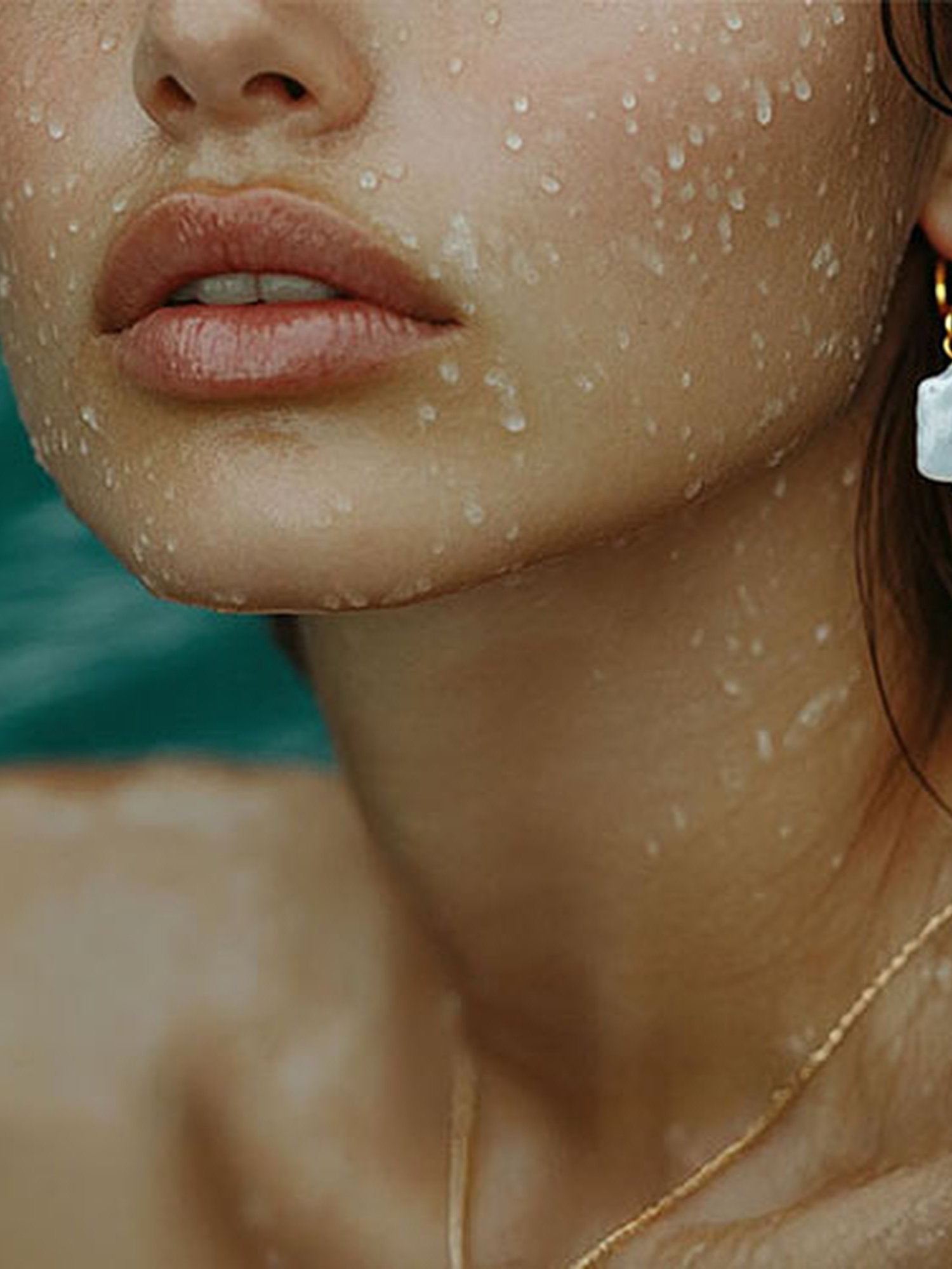 Marea Ohrringe Zusatzfoto – alternative Perspektive goldener Barockperlen-Creolen