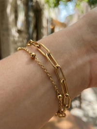 Metropolitan Armband Gold am Handgelenk getragen – 18K vergoldet