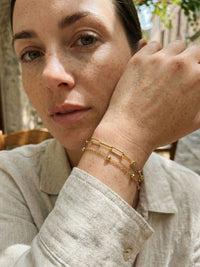 Metropolitan Armband Gold Lifestyle-Foto im Alltag – 18K vergoldet