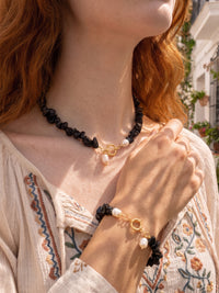 Midnight Pearl Set aus schwarzer Halskette und Armband mit weißen Akzenten, Nahaufnahme am Model