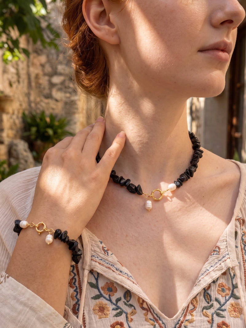 Midnight Pearl Halskette und Armband gemeinsam getragen, seitliche Detailansicht mit goldfarbenen Verschlüssen