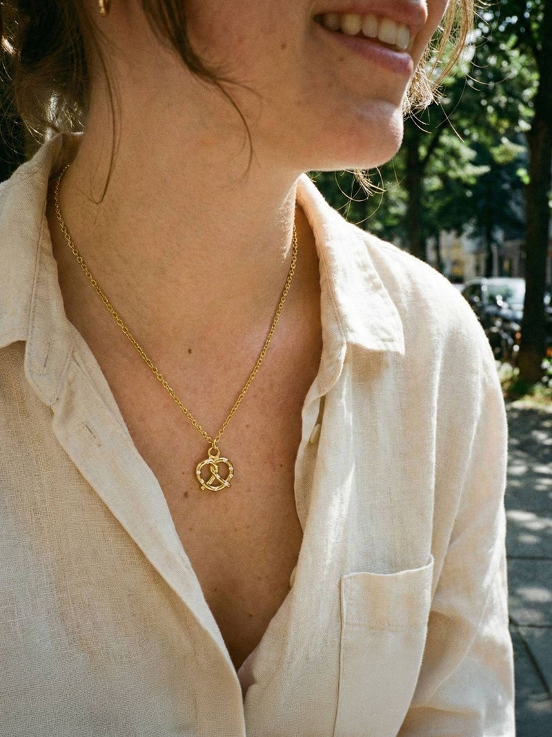 Kette Minimalist Gold – von Model getragen, Boho Halskette Styling im Alltag
