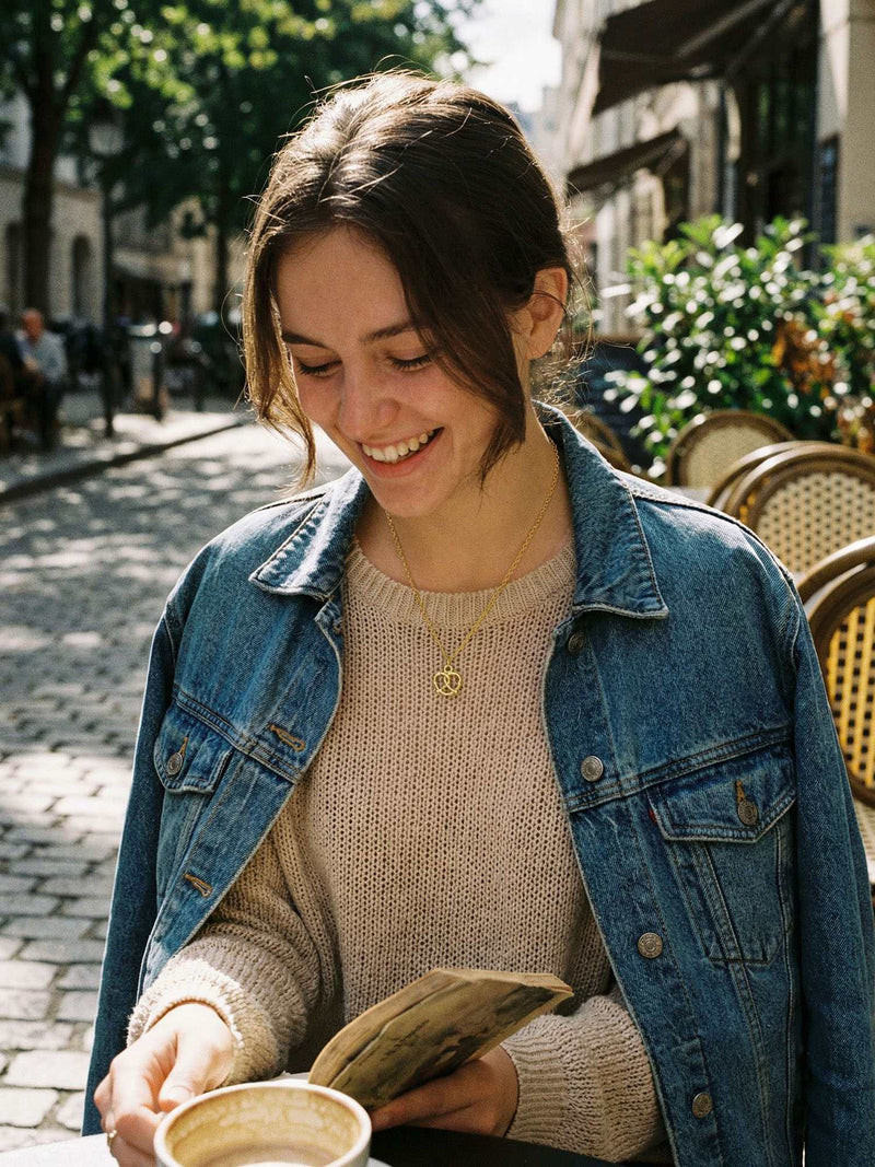 Kette Minimalist Gold – von Model getragen, Boho Halskette Styling im Alltag