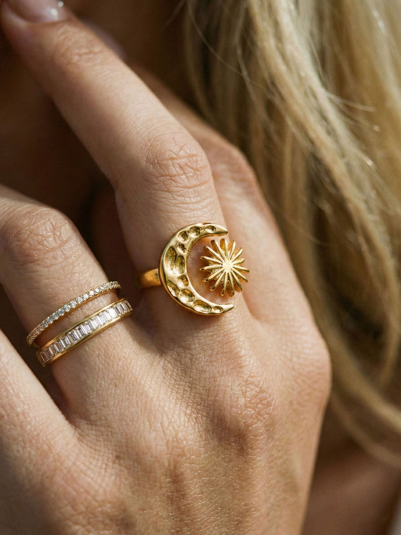 Mond und Sonne Ring Nahaufnahme am Finger Halbmond und Stern Detail 18K vergoldet Nemomatheo