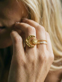 Mond und Sonne Ring getragen am Finger goldene Ringe kombiniert Boho Stil Nemomatheo
