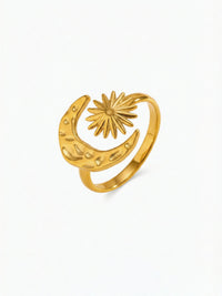 Mond und Sonne Ring 18K vergoldet mit Halbmond und Sonnenblume Motiv auf weissem Hintergrund Nemomatheo