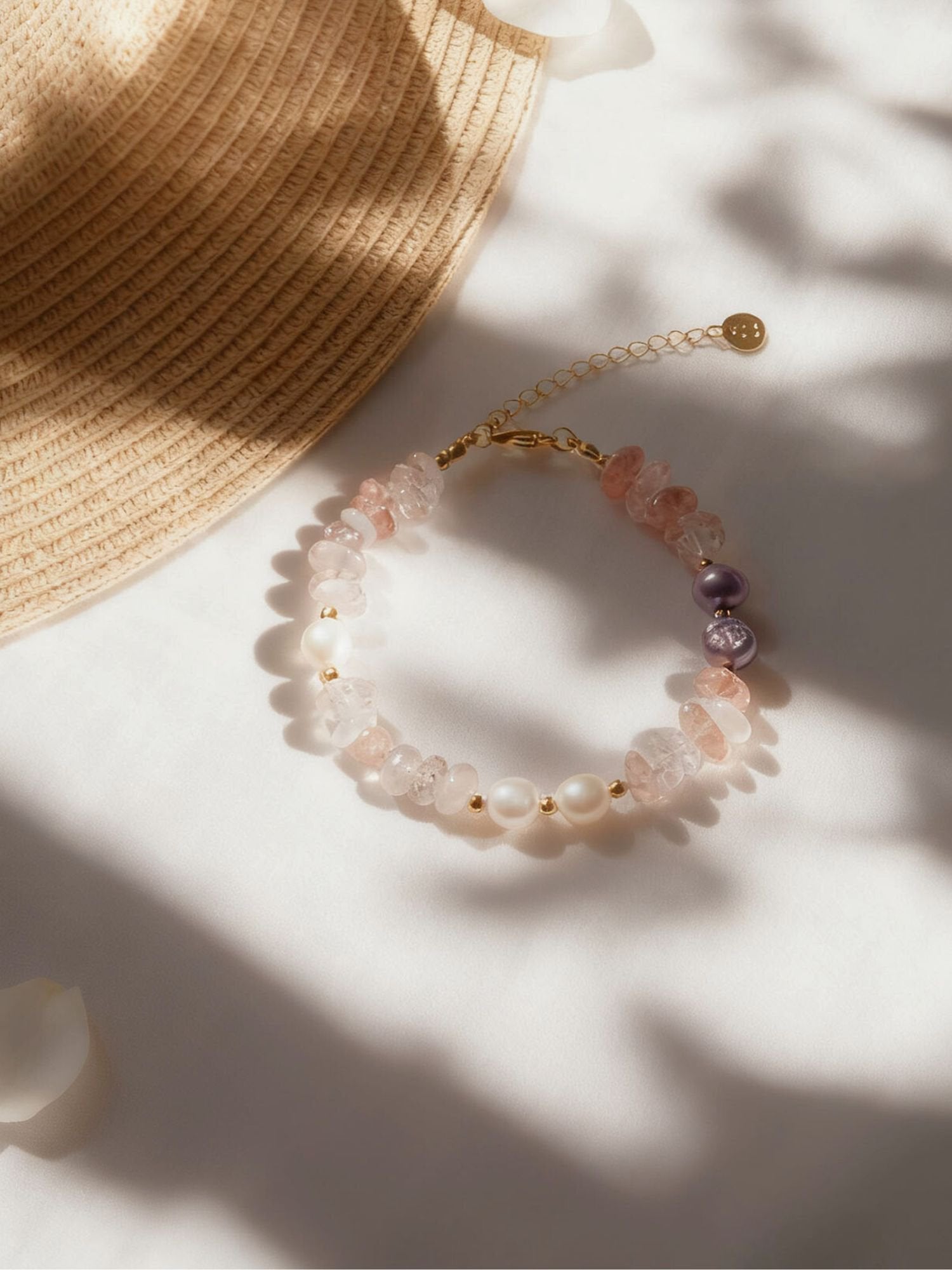 Mondlicht Natursteinarmband Produktfoto – handgefertigtes Armband mit pastellfarbenen Natursteinen, Süßwasserperle und Goldfilled-Verschluss