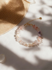 Mondlicht Natursteinarmband Produktfoto – handgefertigtes Armband mit pastellfarbenen Natursteinen, Süßwasserperle und Goldfilled-Verschluss