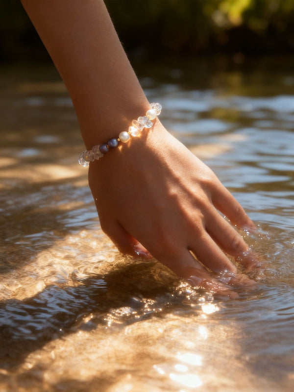 Nahaufnahme der Natursteine im Mondlicht Armband – facettierte Edelsteine in Rosa, Grün und Beige mit goldenen Akzenten