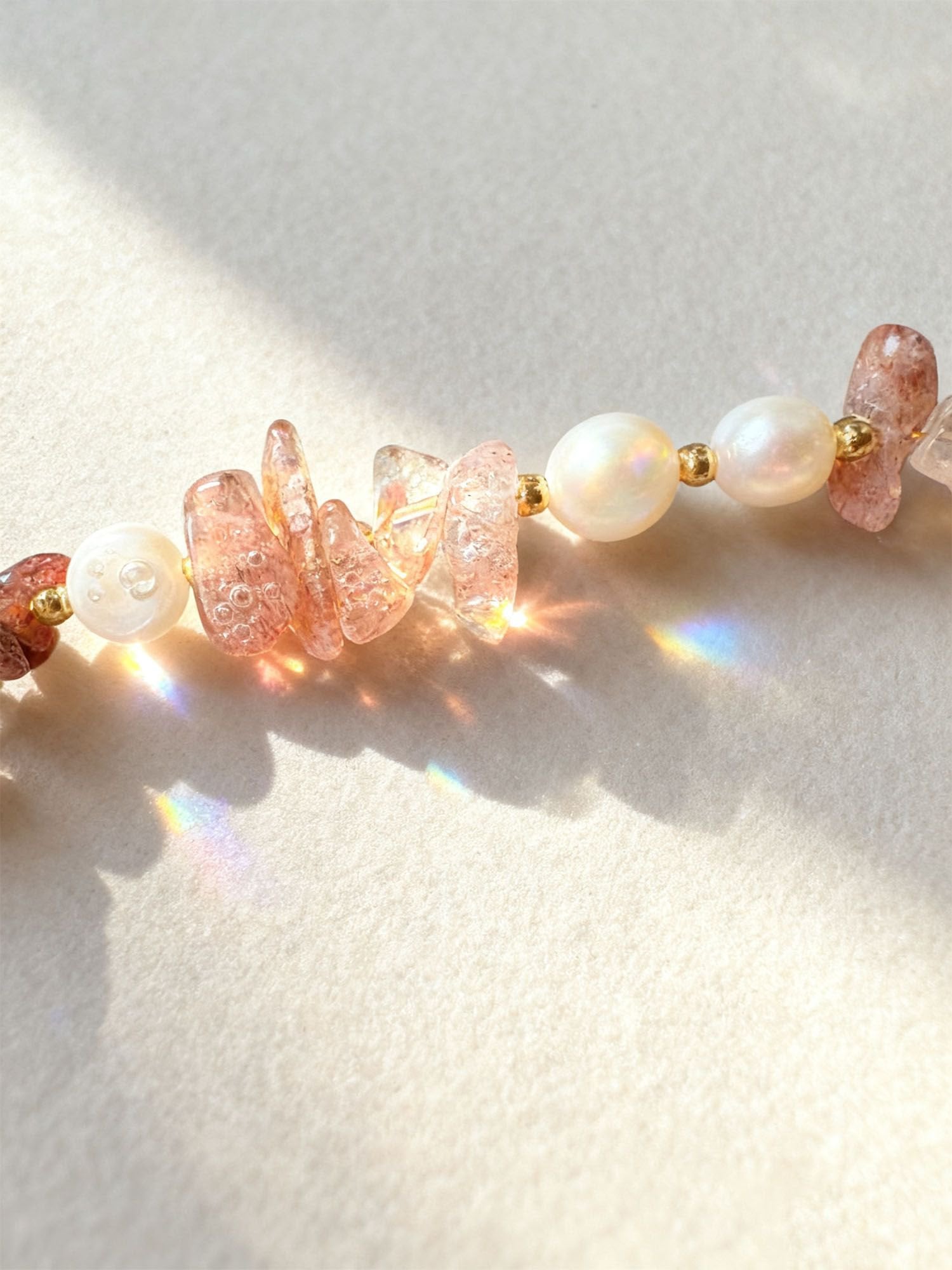 Mondlicht Armband am Handgelenk getragen – zartes Natursteinarmband mit Perle in sanften Pastelltönen