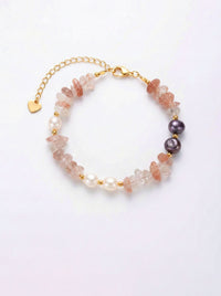 Lifestyle-Bild: Mondlicht Natursteinarmband outdoor getragen – Boho-Schmuck mit Edelsteinen und Perle für den Alltag