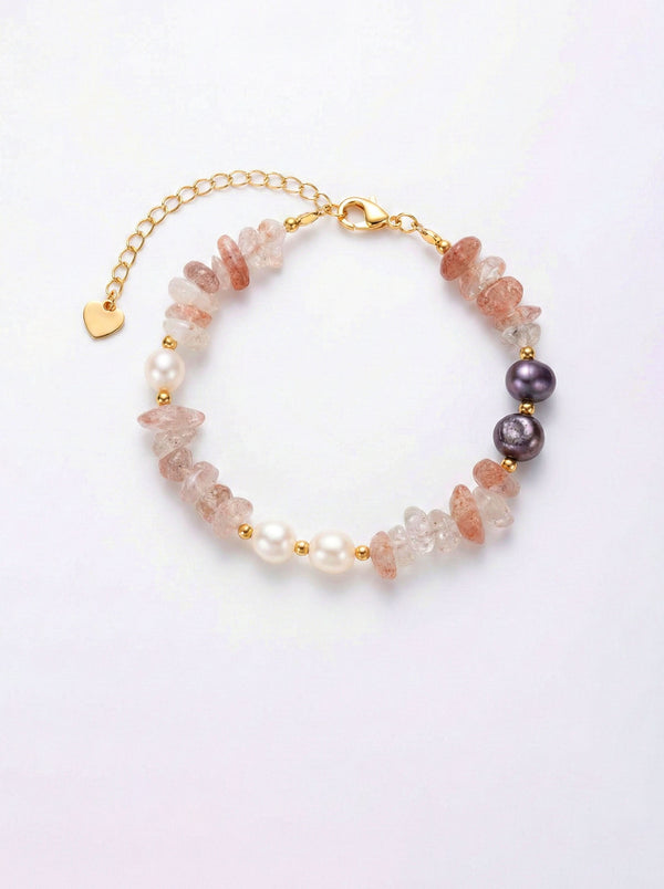 Lifestyle-Bild: Mondlicht Natursteinarmband outdoor getragen – Boho-Schmuck mit Edelsteinen und Perle für den Alltag