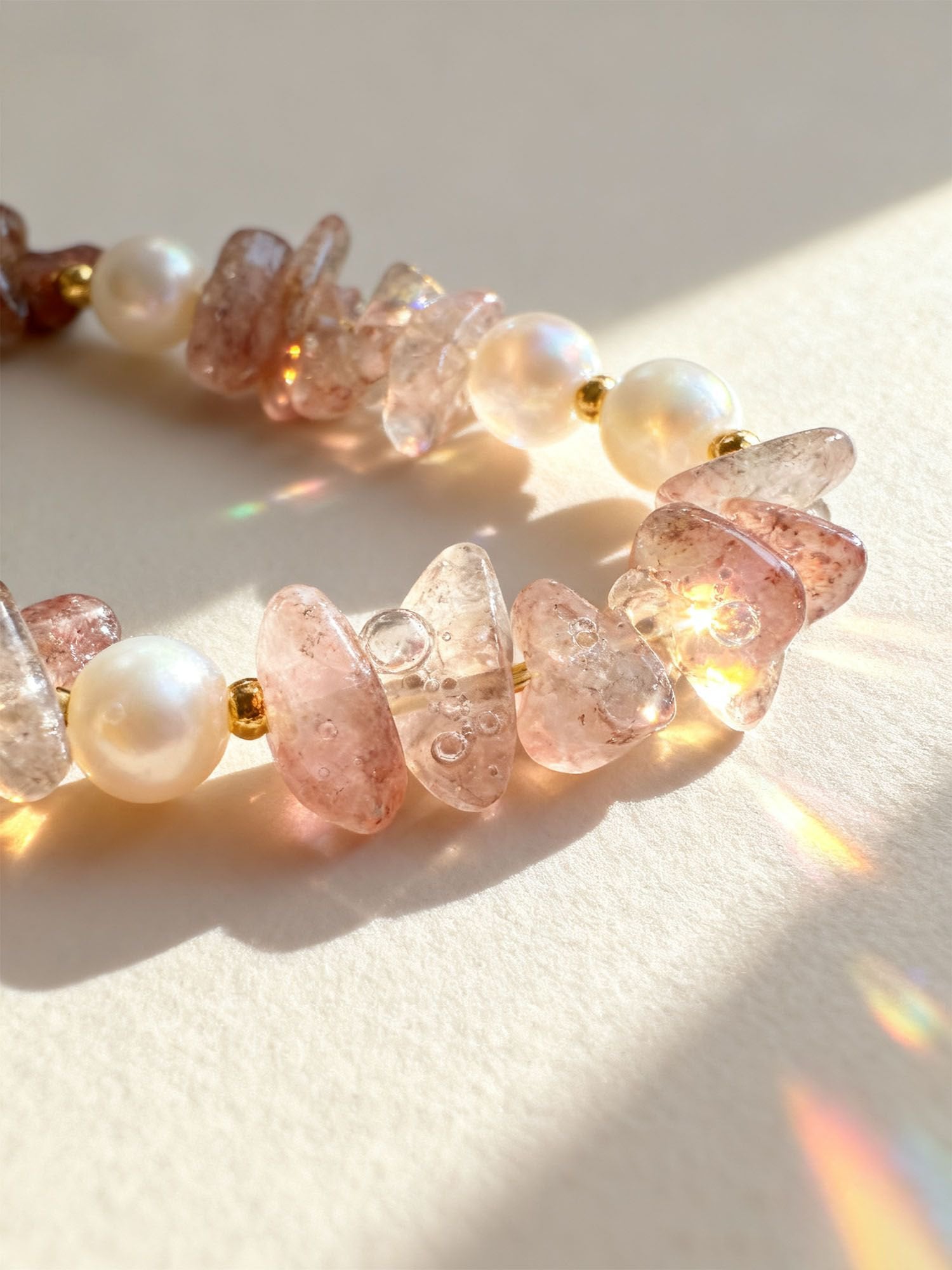 Detailaufnahme der Süßwasserperle im Mondlicht Armband – hochwertige Naturperle in goldener Fassung mit bunten Natursteinen