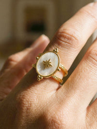 Morning Star Ring Nahaufnahme Perlmutt Stern Detail am Finger getragen 18K vergoldet Nemomatheo