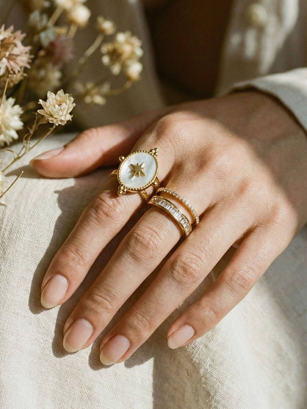 Morning Star Ring getragen am Finger mit Trockenblumen elegant kombiniert mit goldenen Ringen Nemomatheo
