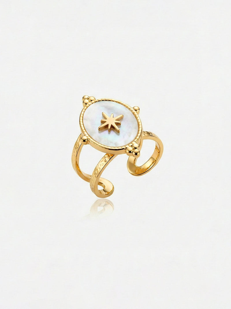 Morning Star Perlmutt Ring 18K vergoldet mit Stern Motiv auf weissem Hintergrund Nemomatheo