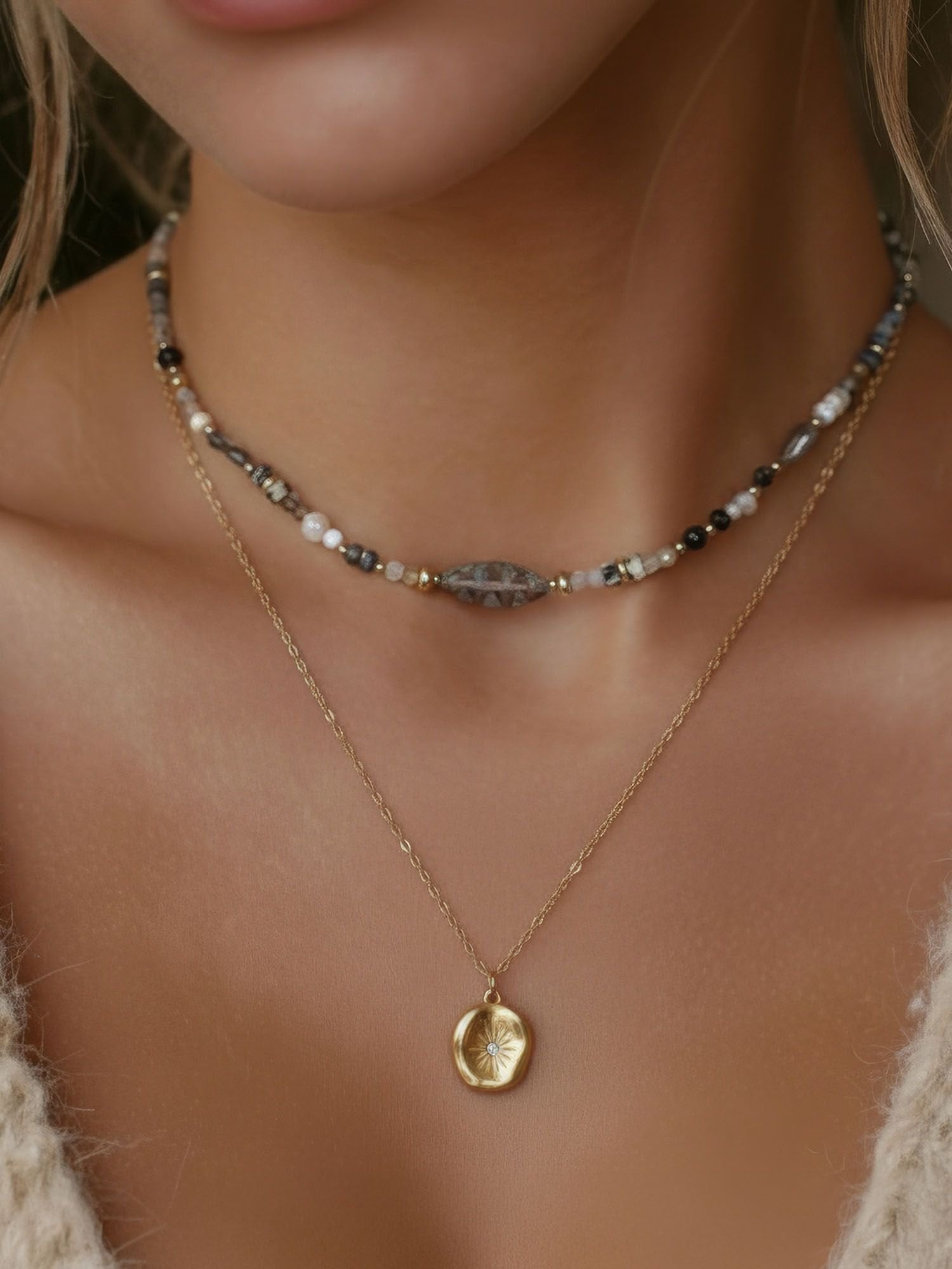 Mystic Leaf Dekolleté Perspektive – Vintage-Halsketten-Set mit Natursteinperlen und Stern-Charm am Dekolleté