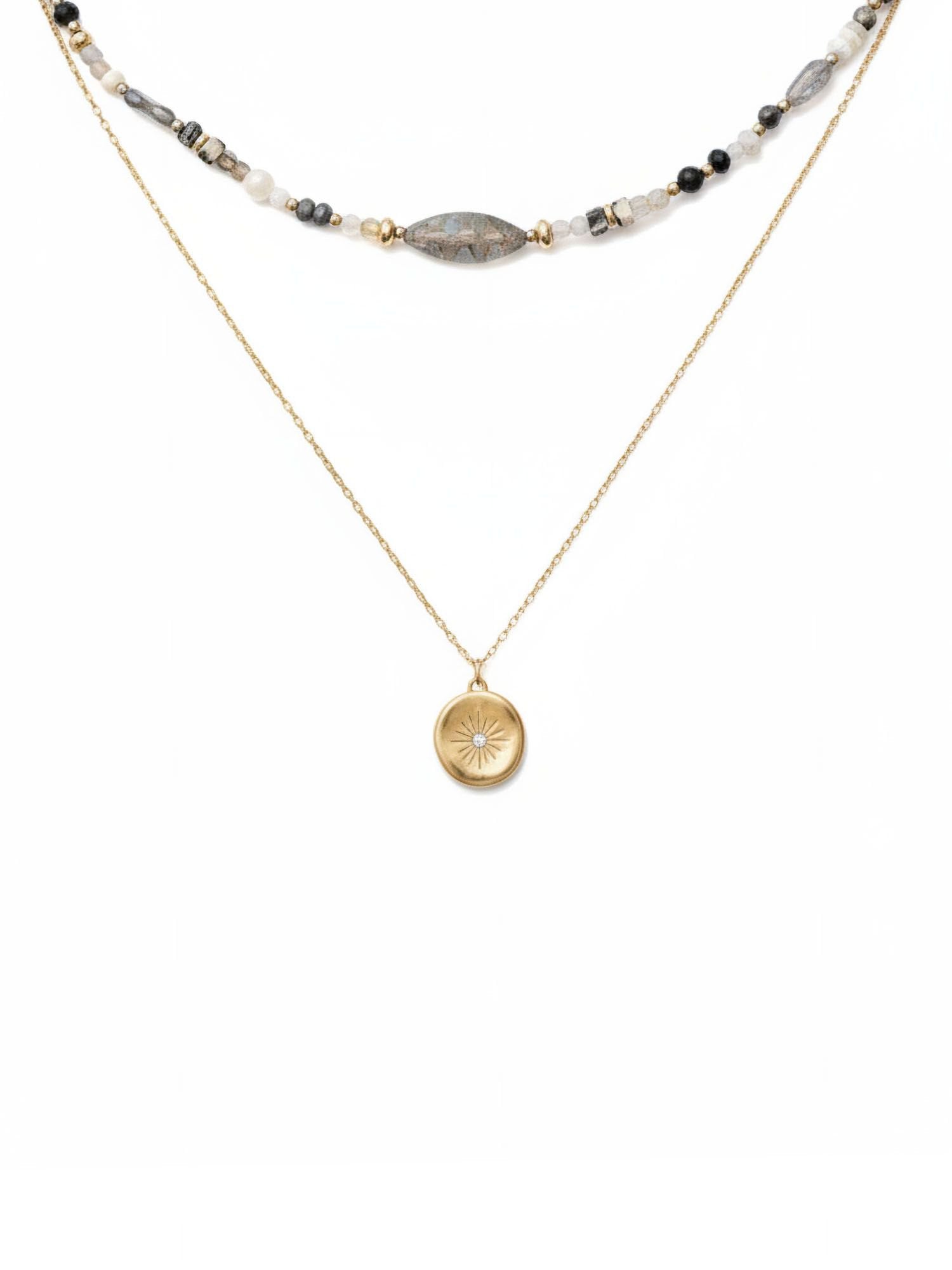 Mystic Leaf Anhänger Detail – ovaler Blattstein und runder Stern-Medaillon Nahaufnahme an Goldkette