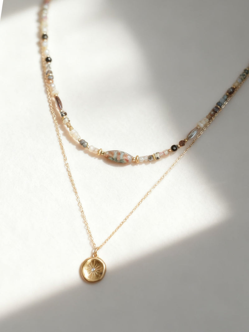 Mystic Leaf Layering-Kette Detail im Sonnenlicht – Natursteinperlen und Blattstein goldene Highlights