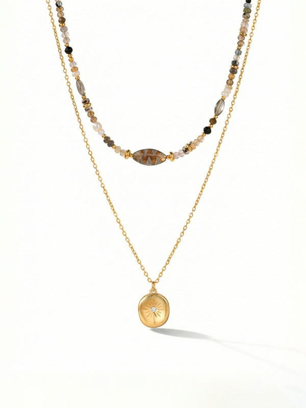 Mystic Leaf Layering-Set Produktfoto – zweischichtige Halskette mit Natursteinperlen, Blattstein und Stern-Anhänger auf weißem Hintergrund