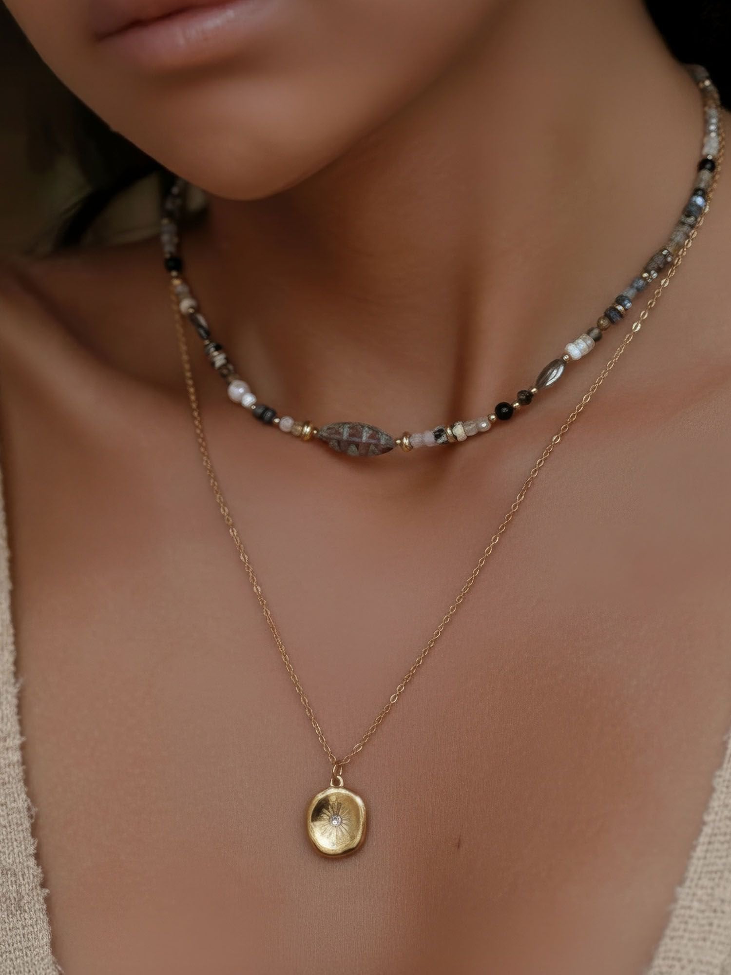 Mystic Leaf Layering-Kette getragen – zweischichtige Vintage-Halskette mit Natursteinen und Stern-Anhänger am Hals