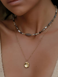 Mystic Leaf Layering-Kette getragen – zweischichtige Vintage-Halskette mit Natursteinen und Stern-Anhänger am Hals
